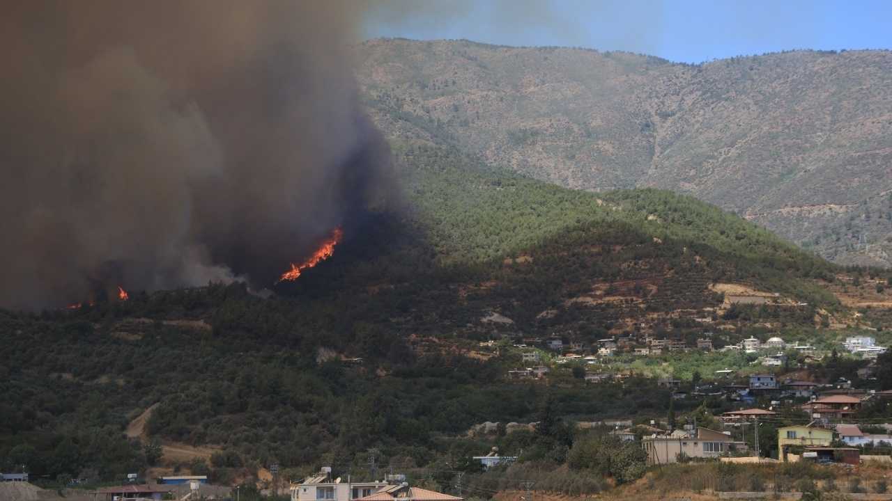 Hatay'da Orman Yangını Yerleşim Alanlarına Sıçradı 2