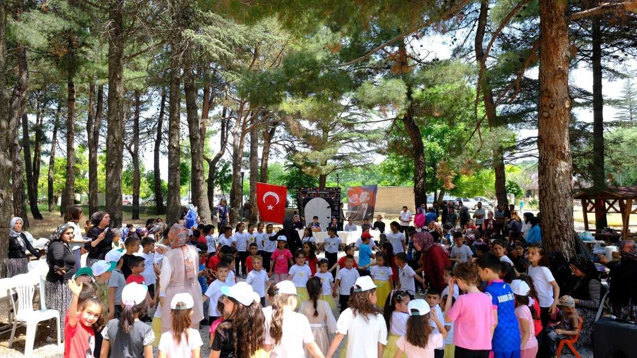İnsuyu'nda Yıl Sonu Etkinliği! Burdur Valisi Öğrencilerin Coşkusuna Ortak Oldu 2