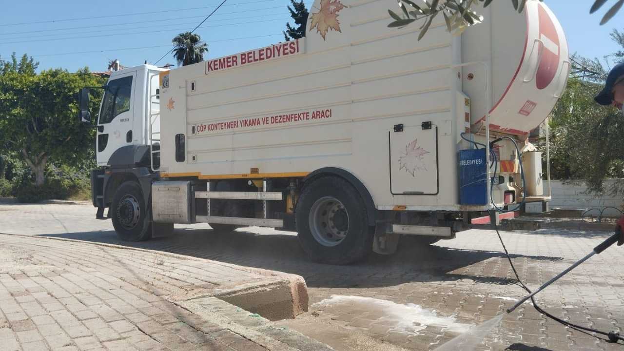 Kemer’de 3200 Çöp Konteyneri Tek Tek Yıkanıyor 2