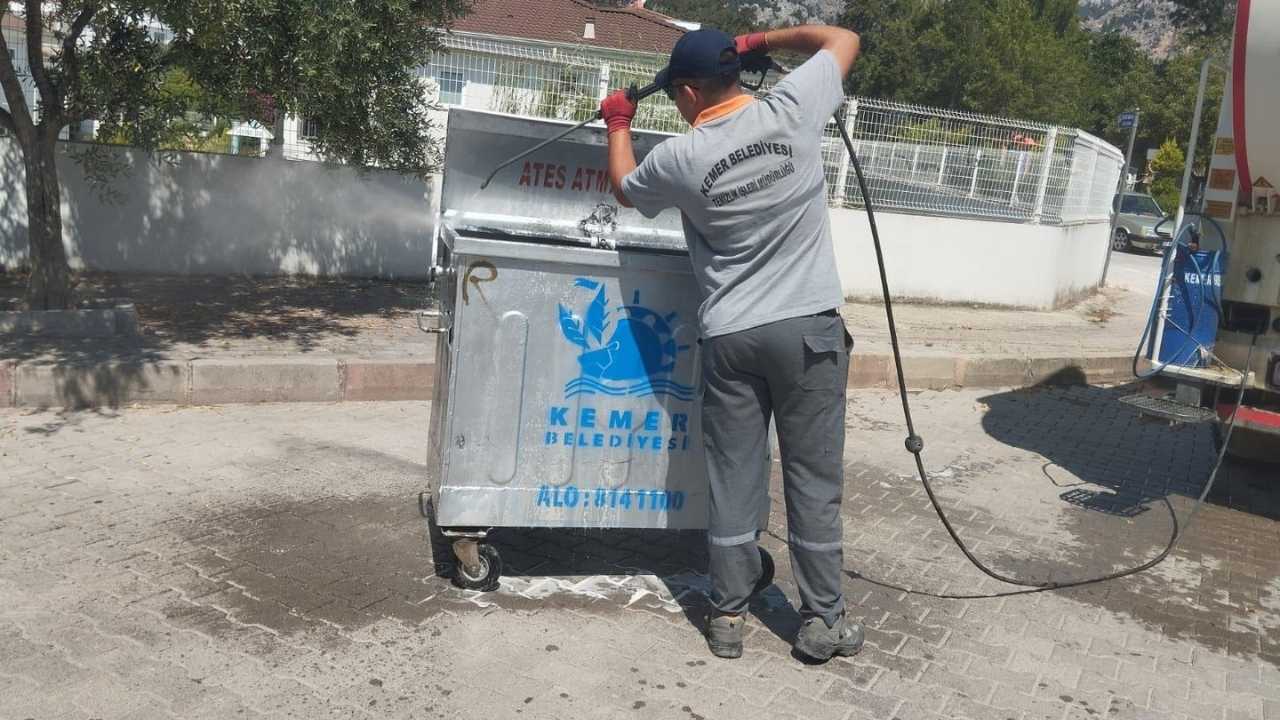 Kemer’de 3200 Çöp Konteyneri Tek Tek Yıkanıyor 3