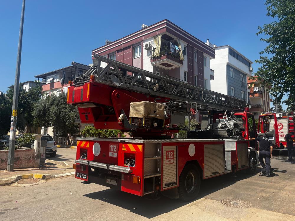 Kepez’de Çakmakla Başlayan Yangın Odunluğu Kül Etti!