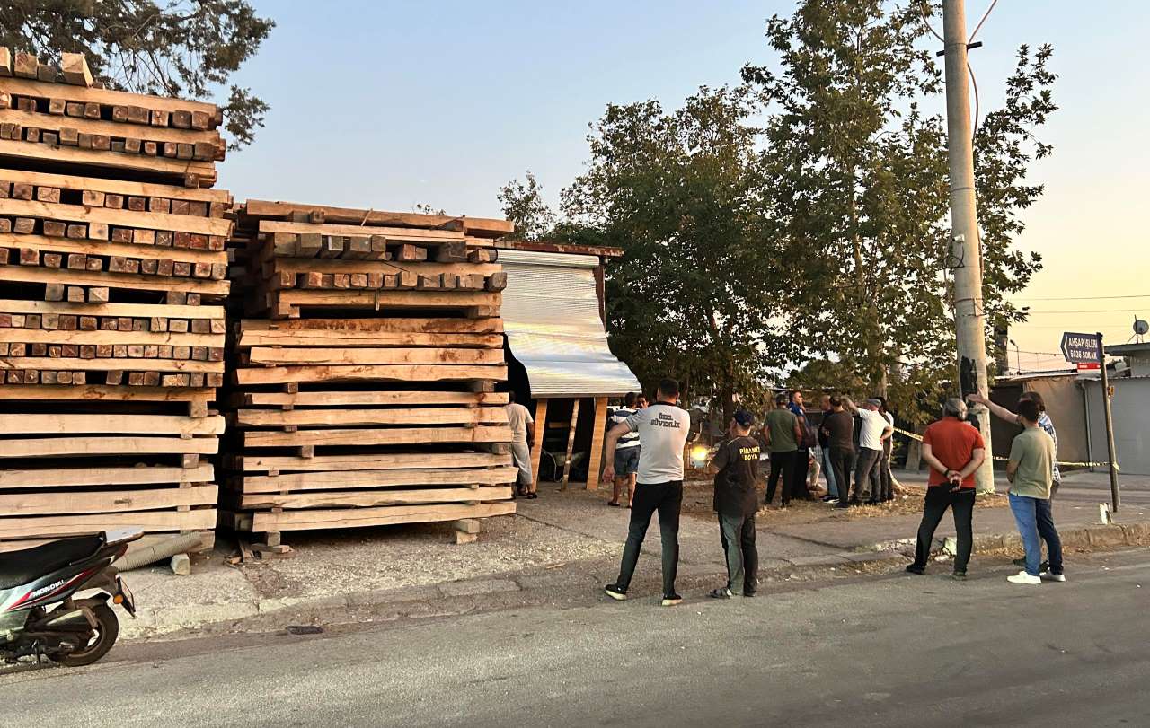 Kepez'de Korkutan Yangın! Mobilya Atölyesi Alev Alev Yandı