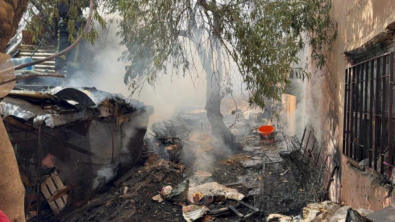 Kepez'de Odunluğu Yanan Dede Elinde Keserle İtfaiyecilere Yardıma Koştu 3