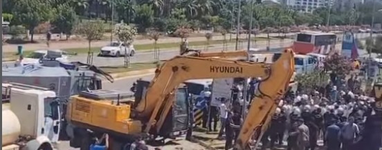 Kundu’da Kaçak Yapı Yıkımı Krize Dönüştü! Yangın Çıktı12