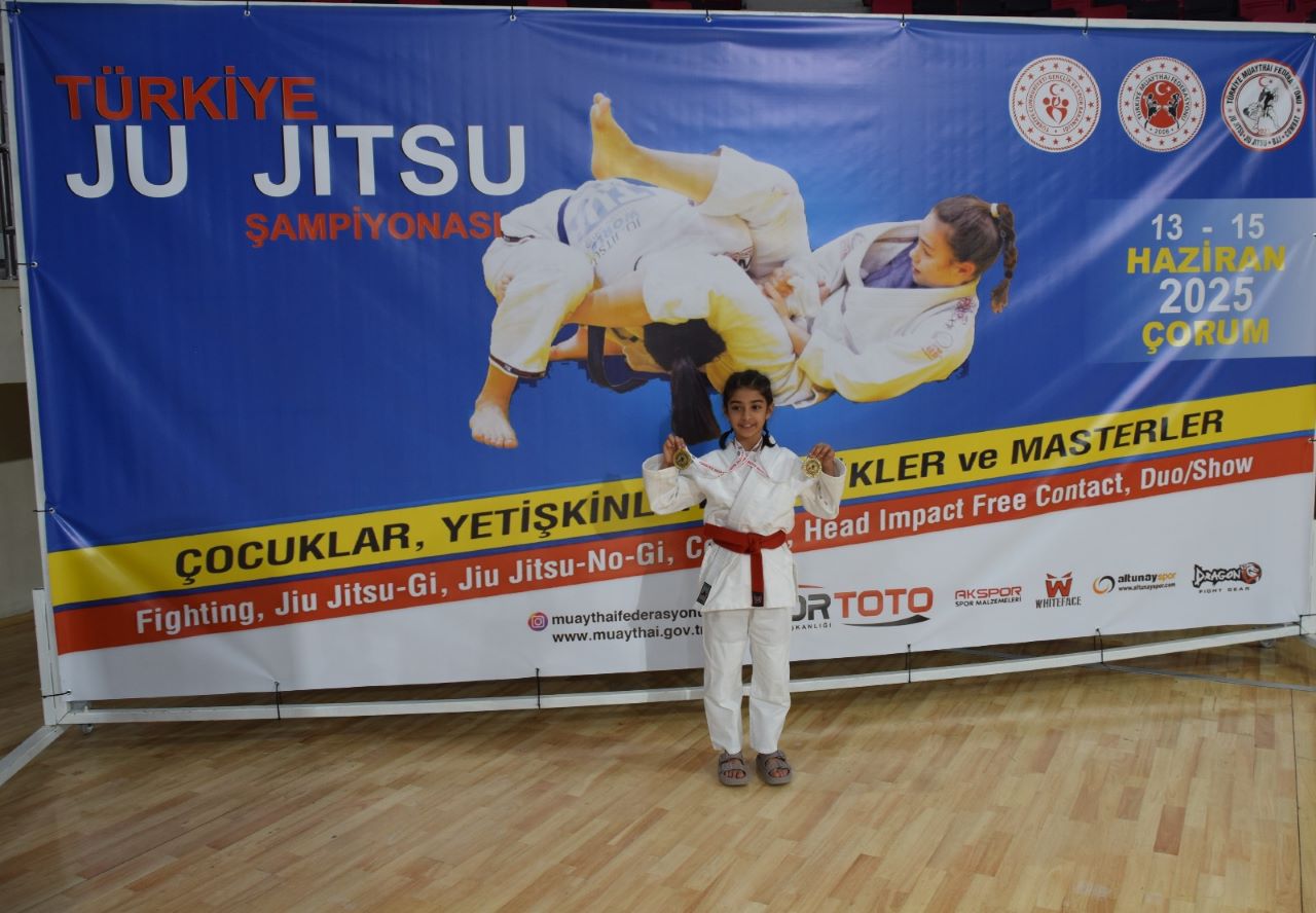 Manavgatlı Minik Zeynep Çorum'da Kürsü Yaptı