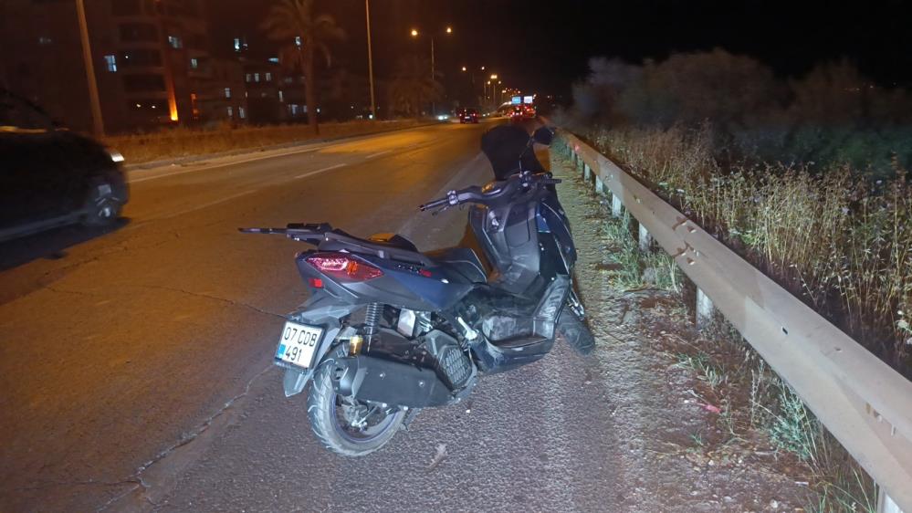Manavgat’ta Devrilen Motosiklet Otobüse Çarptı! 2 Yaralı
