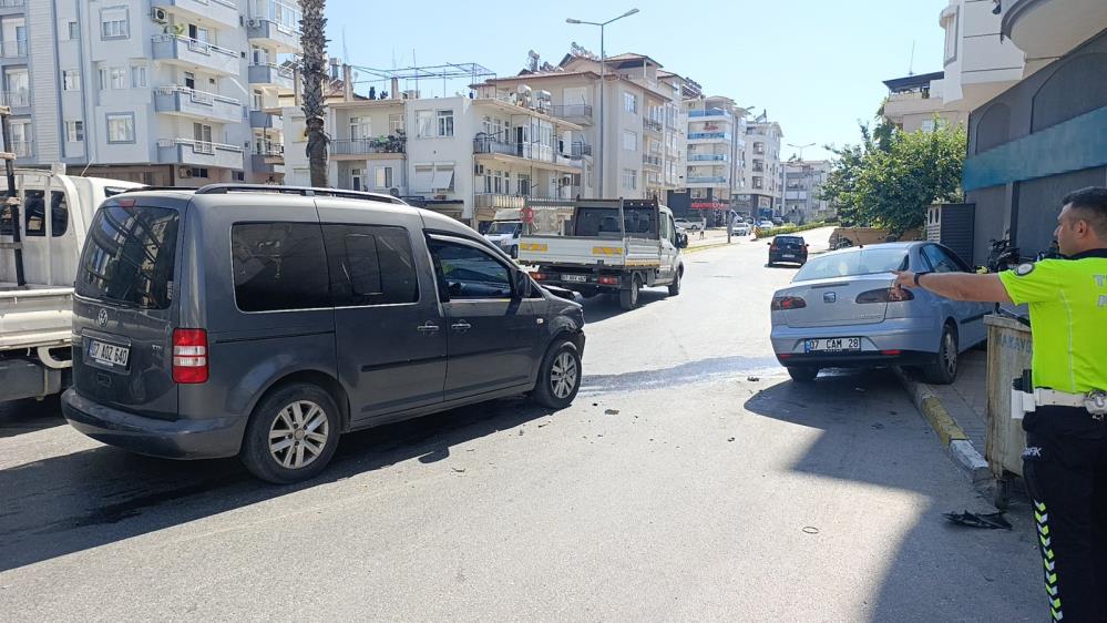 Manavgat’ta İki Araç Kavşakta Çarpıştı! 1 Kişi Yaralandı