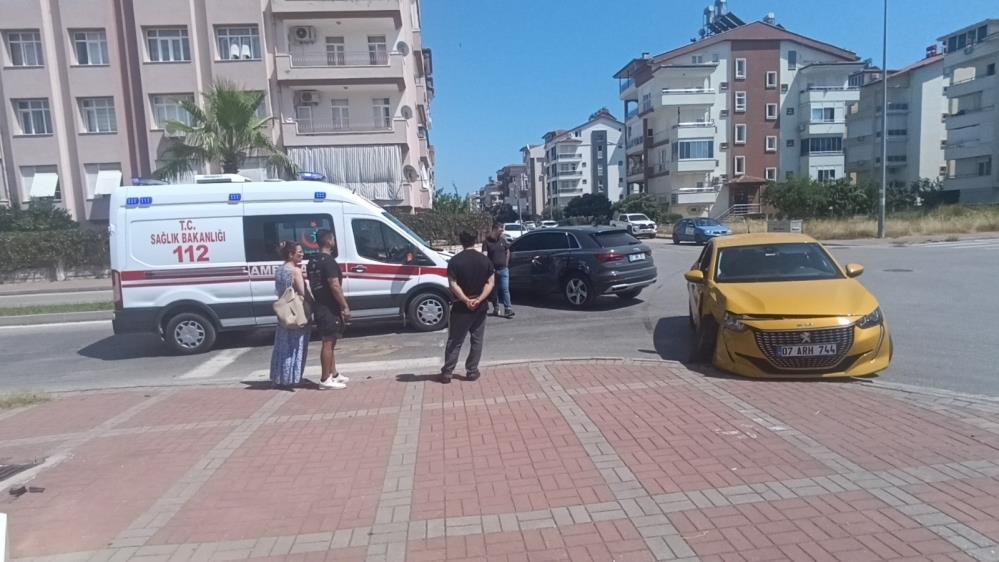 Manavgat'ta İki Otomobil Çarpıştı! 2 Kişi Yaralandı