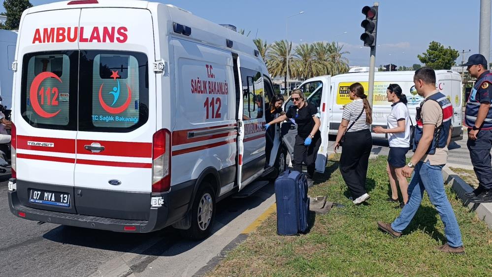 Manavgat’ta Kamyon Otobüse Çarptı! 1 Yolcu Yaralandı