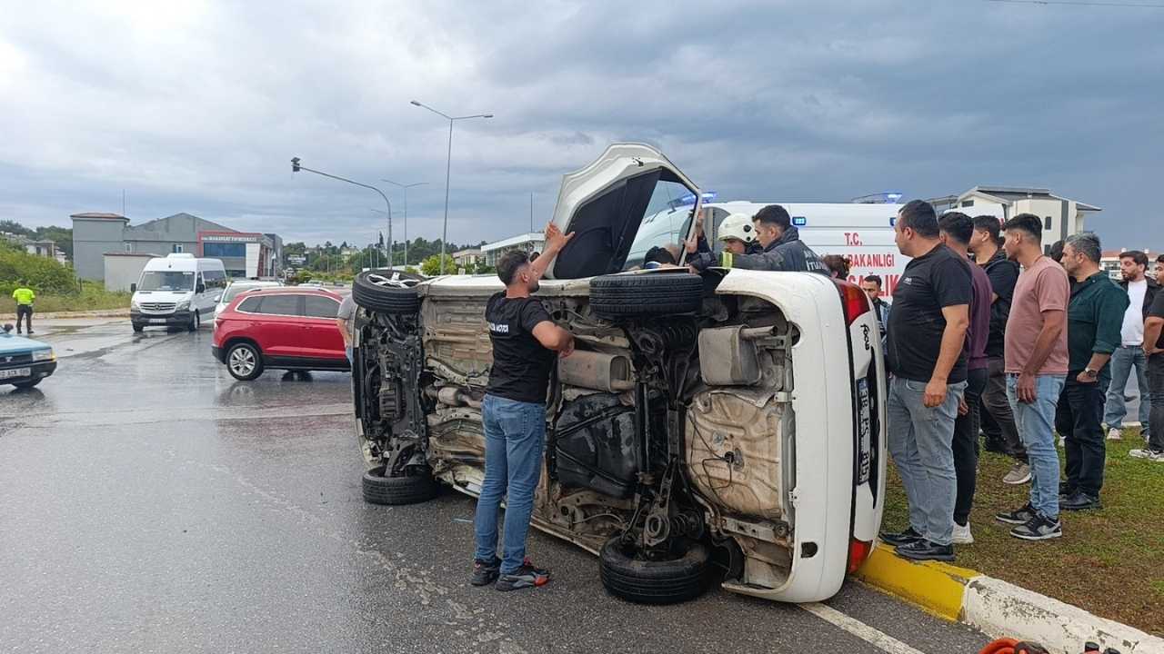 Manavgat’ta Kavşaktaki Kazada Refüje Çıkan Araç Devrildi 3