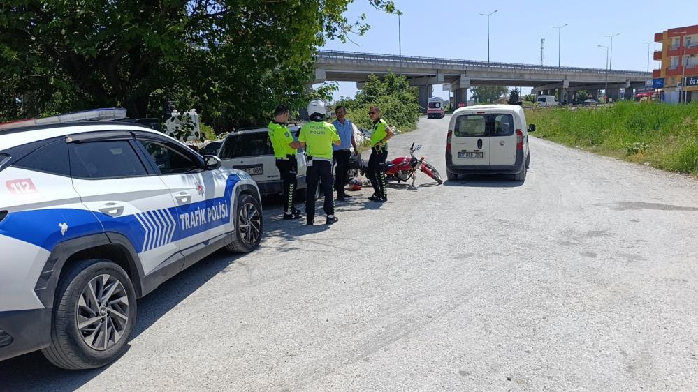 Manavgat'ta Motosiklet Hafif Ticari Araca Çarptı! 1 Yaralı