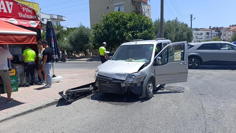Manavgat’ta Otomobil ile Ticari Araç Çarpıştı! 1 Yaralı
