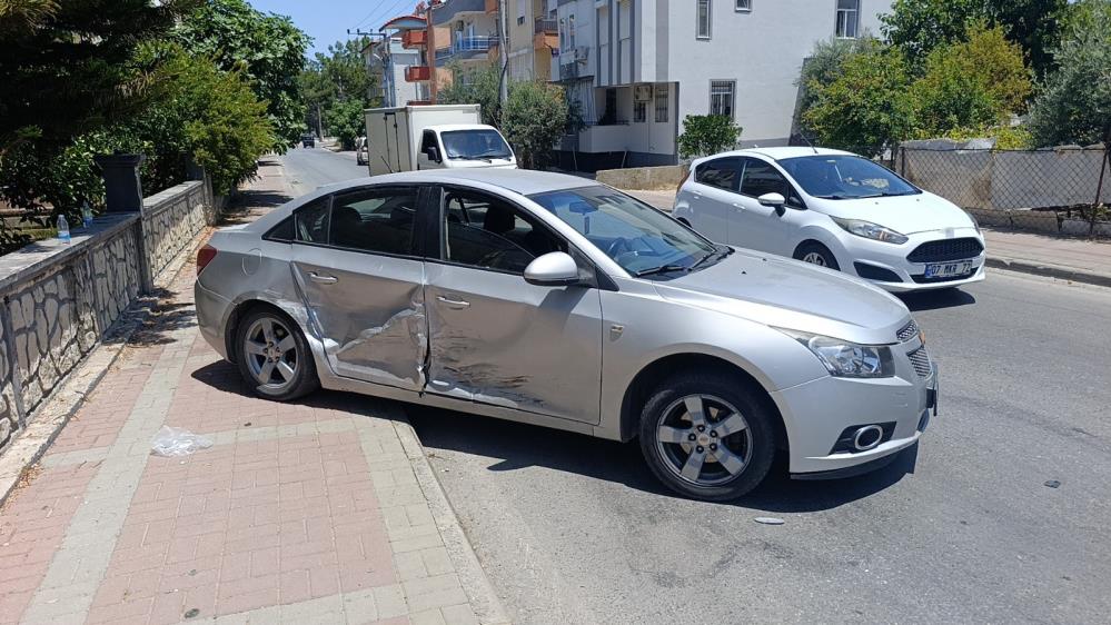 Manavgat’ta Otomobil ile Ticari Araç Çarpıştı! 1 Yaralı