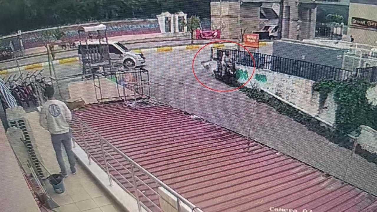 Manavgat’ta Sokak Ortasında Korkutan Çarpışma 2