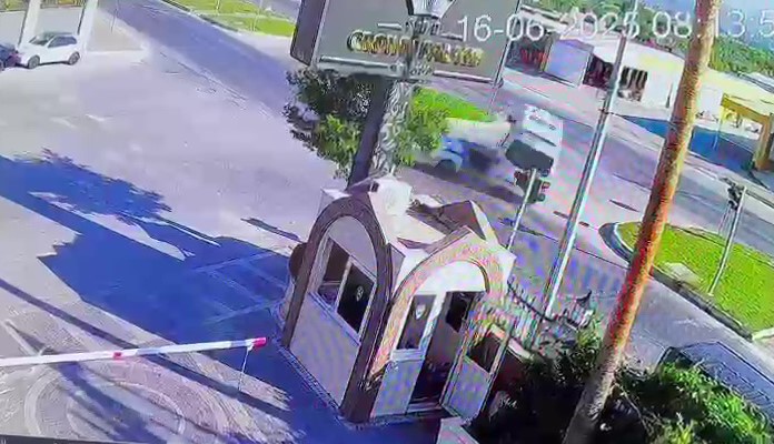 Manavgat’ta Tur Minibüsüyle Otomobil Çarpıştı: 5 Yaralı!
