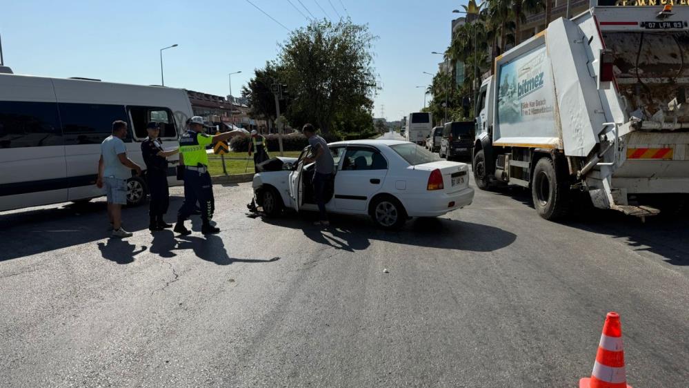Manavgat’ta Tur Minibüsüyle Otomobil Çarpıştı: 5 Yaralı!