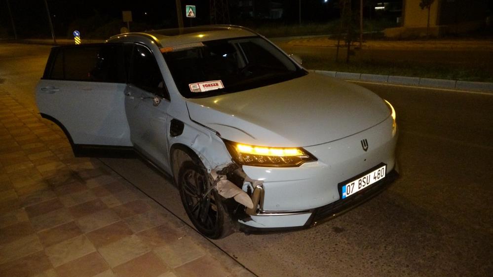 Manavgat'ta Turistleri Taşıyan Araç Motosikletle Çarpıştı