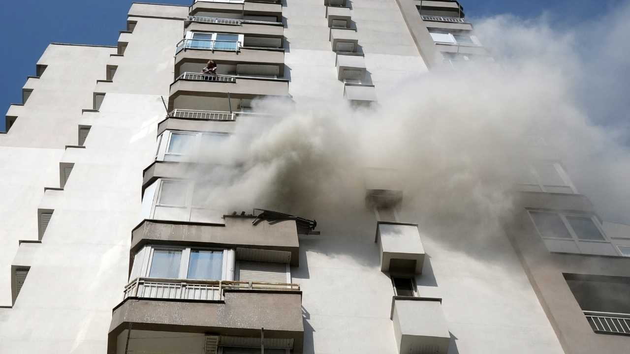 Muratpaşa'da 14 Katlı Binada Yangın! Evde Kimse Yokken Alevler Yükseldi, Kedi Son Anda Kurtarıldı 2
