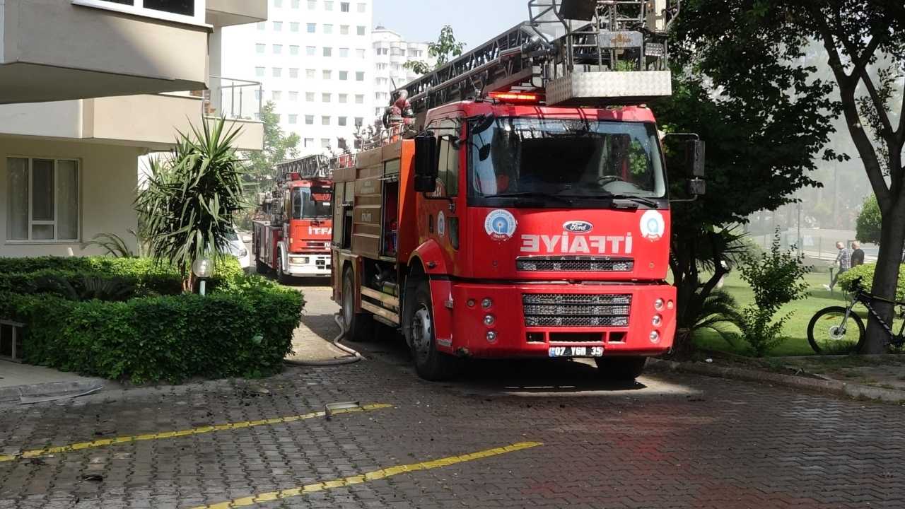 Muratpaşa'da 14 Katlı Binada Yangın! Evde Kimse Yokken Alevler Yükseldi, Kedi Son Anda Kurtarıldı 3