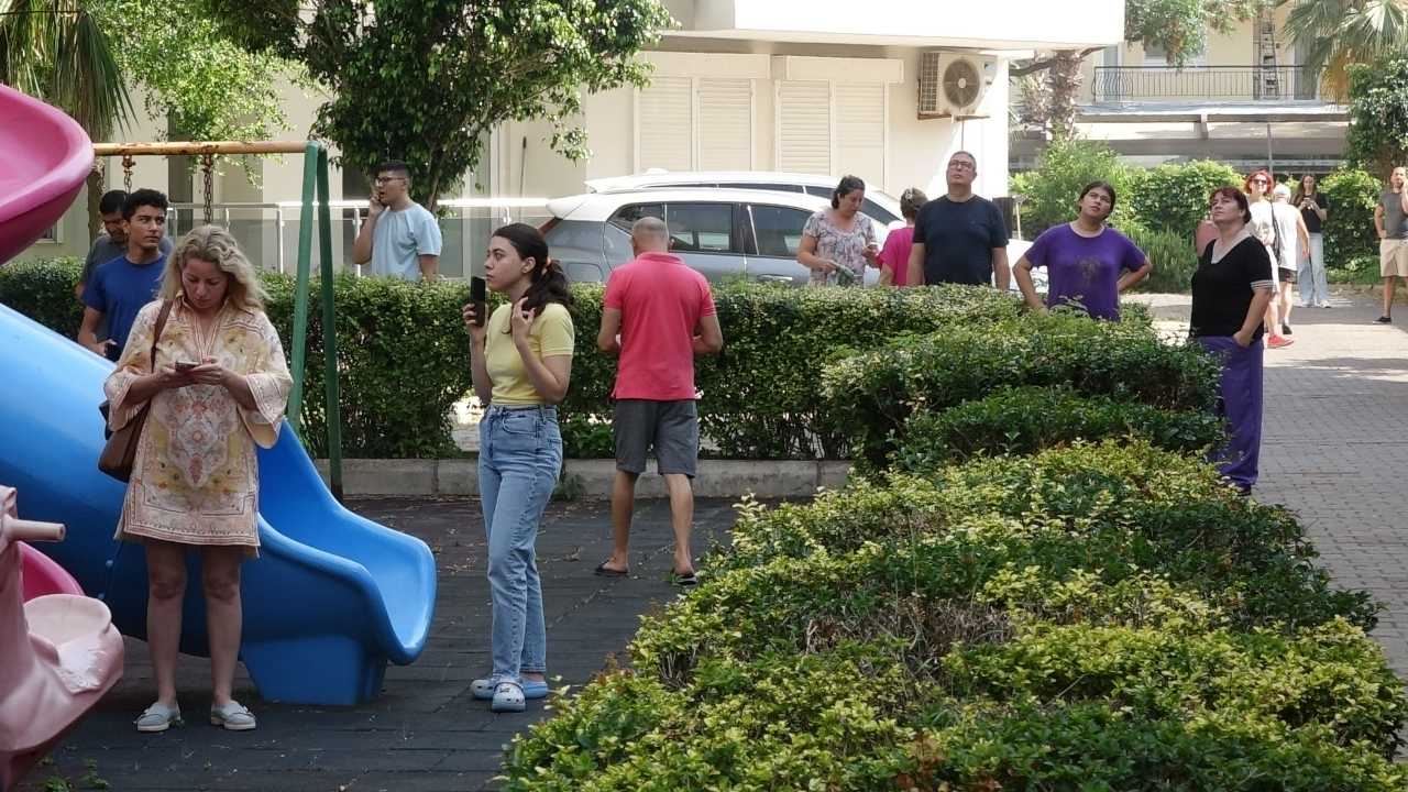 Muratpaşa'da 14 Katlı Binada Yangın! Evde Kimse Yokken Alevler Yükseldi, Kedi Son Anda Kurtarıldı 4