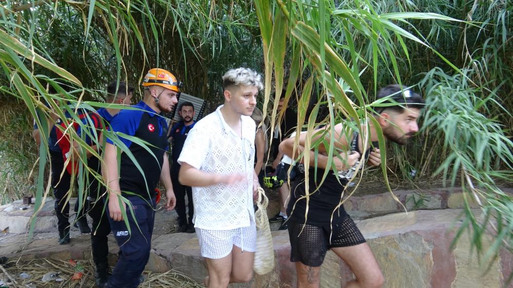 Muratpaşa'da Falezlerde Mahsur Kalan 3 Turist Kurtarıldı