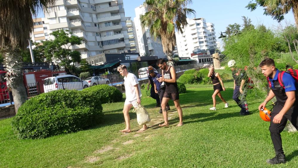 Muratpaşa'da Falezlerde Mahsur Kalan 3 Turist Kurtarıldı