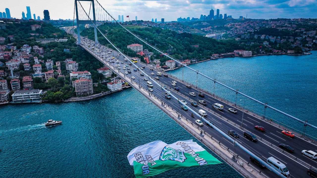 Serik Spor’un Şampiyonluk Bayrağı 2. Köprüye Asıldı 2