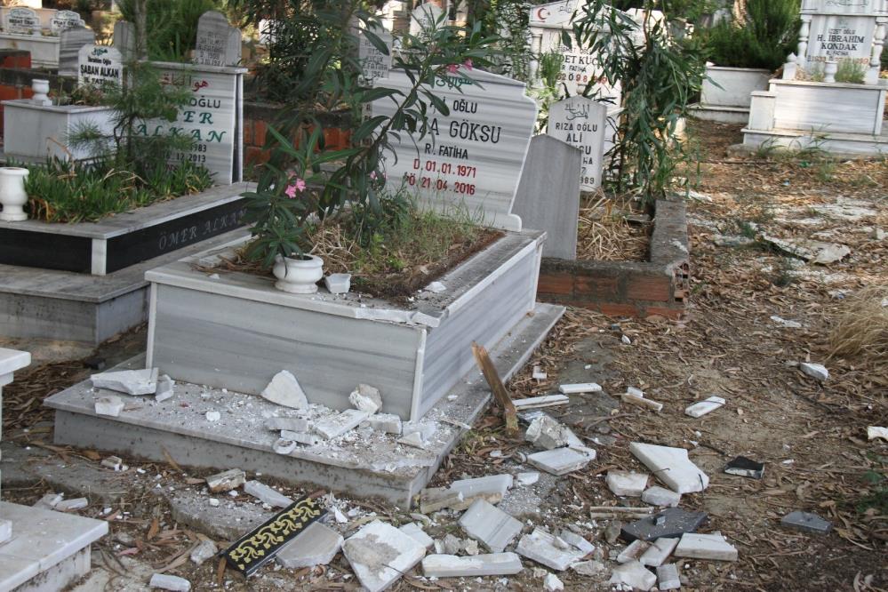 Serik’te Mezarlıkta Çirkin Saldırı! 12 Mezar Taşı Kırıldı
