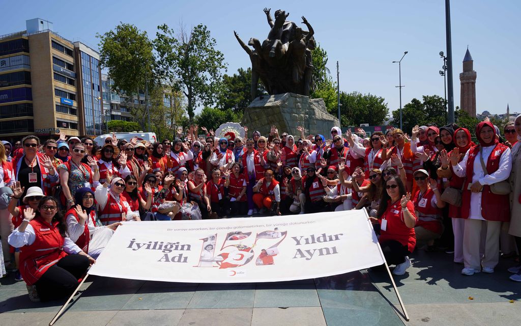 Türk Kızılay'ın 157'Nci Yılı Antalya'da Kutlandı! Hilal I Ahmer Çiçekleri Dağıtıldı 2