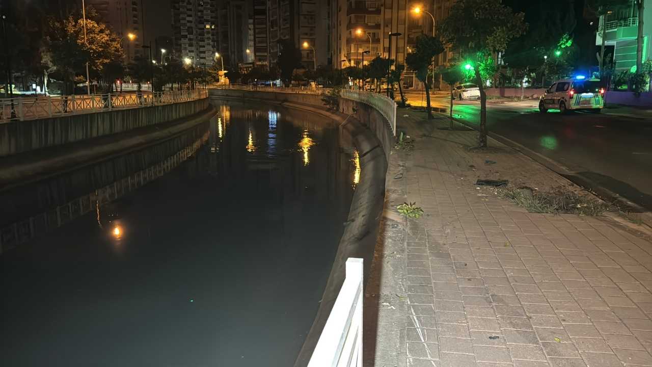 Adana Çukurova’da Kaza Otomobil Kanala Uçtu,