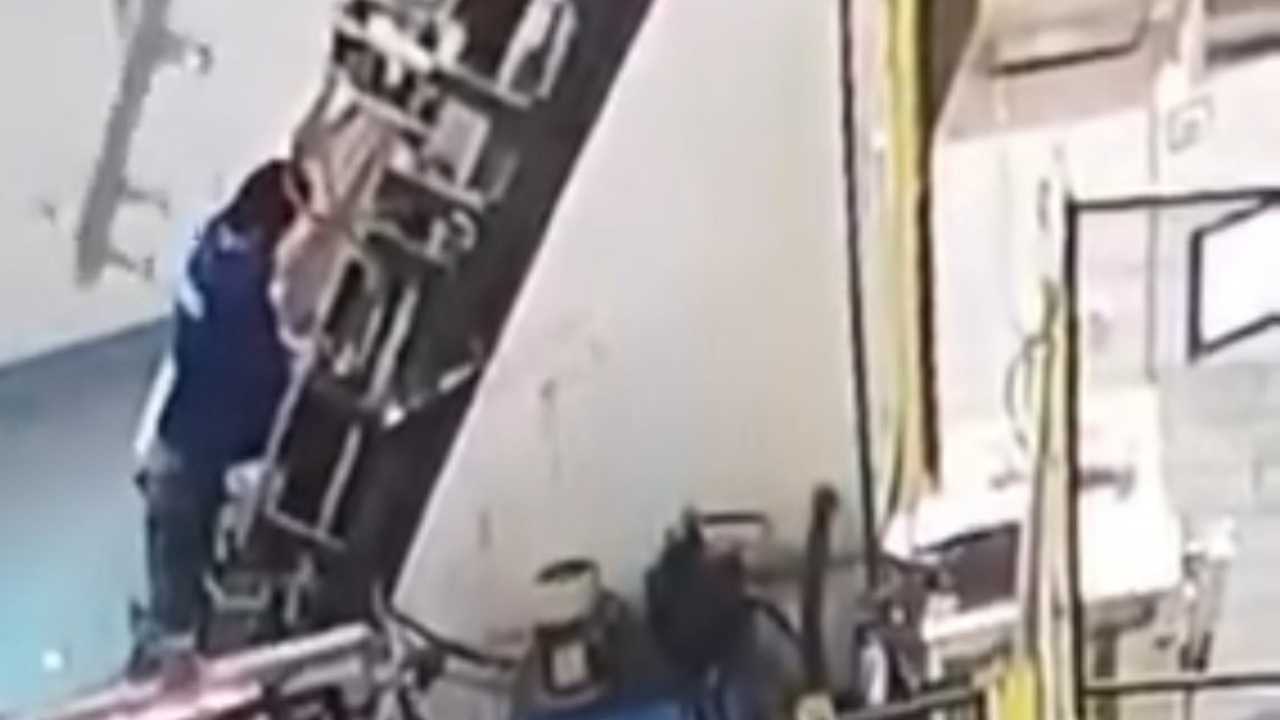 Adana’da Arızalı Makine İşçinin Sırtına 3