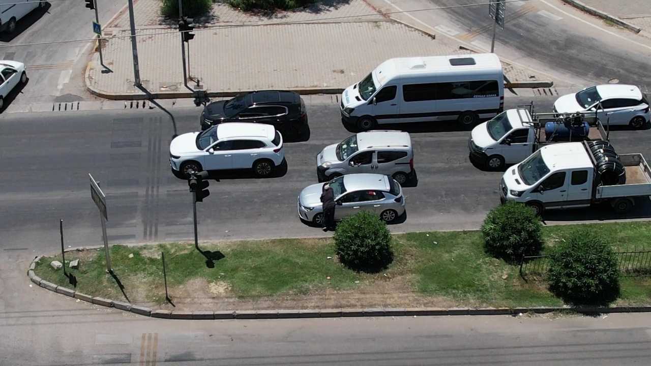Adana’da Cam Silme Bahanesiyle Sürücülere Taciz 3