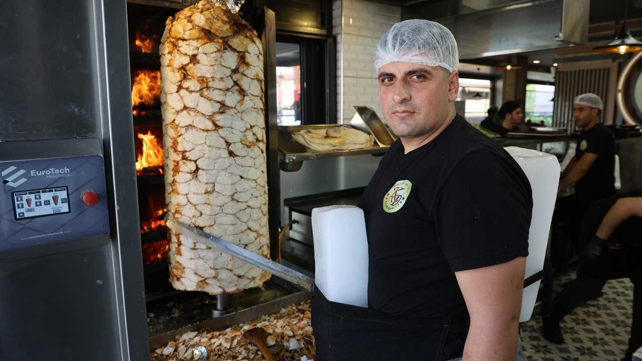 Adana’da Döner Ocakları Yanıyor Ustalar Buzla Serinliyor2