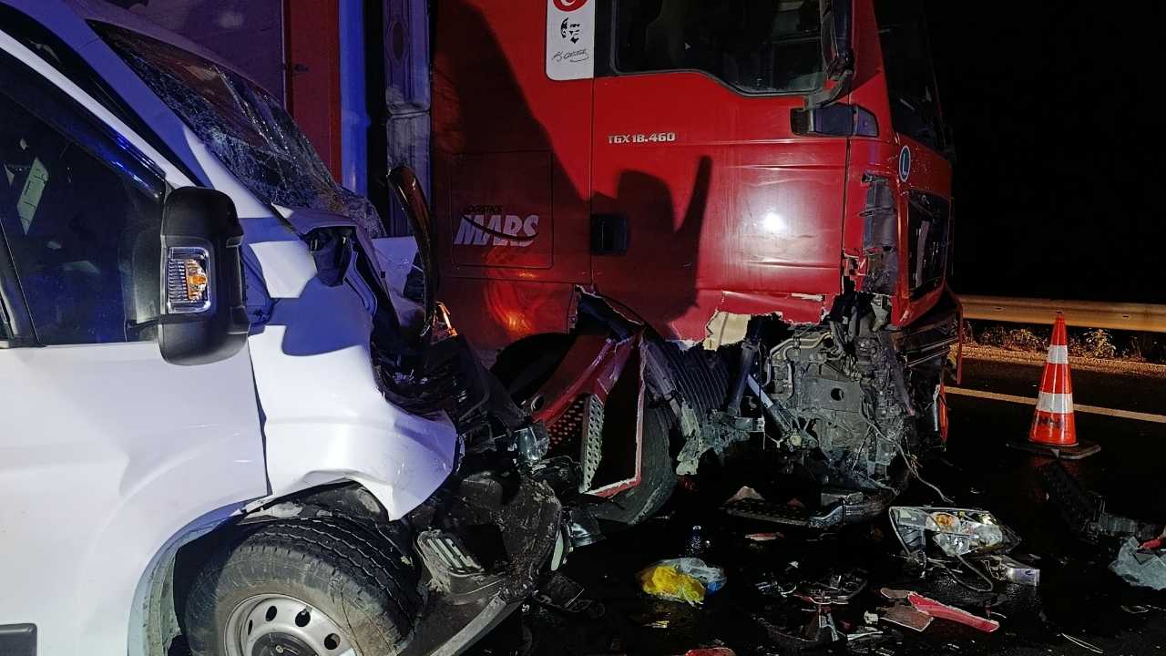 Adana’da Yardım Bekleyen Araçlara Tir Çarptı2