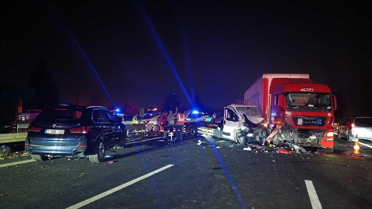 Adana’da Yardım Bekleyen Araçlara Tir Çarptı3