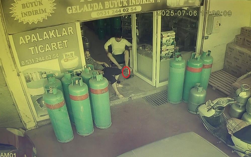 Alanya’da Tüpçü Dükkanında Yılan Paniği! 