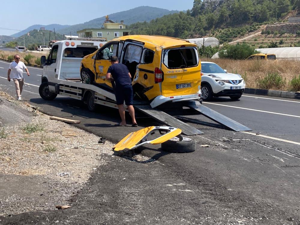 Alanya'da VIP Araç Kontrolden Çıkarak Karşı Şeride Geçti