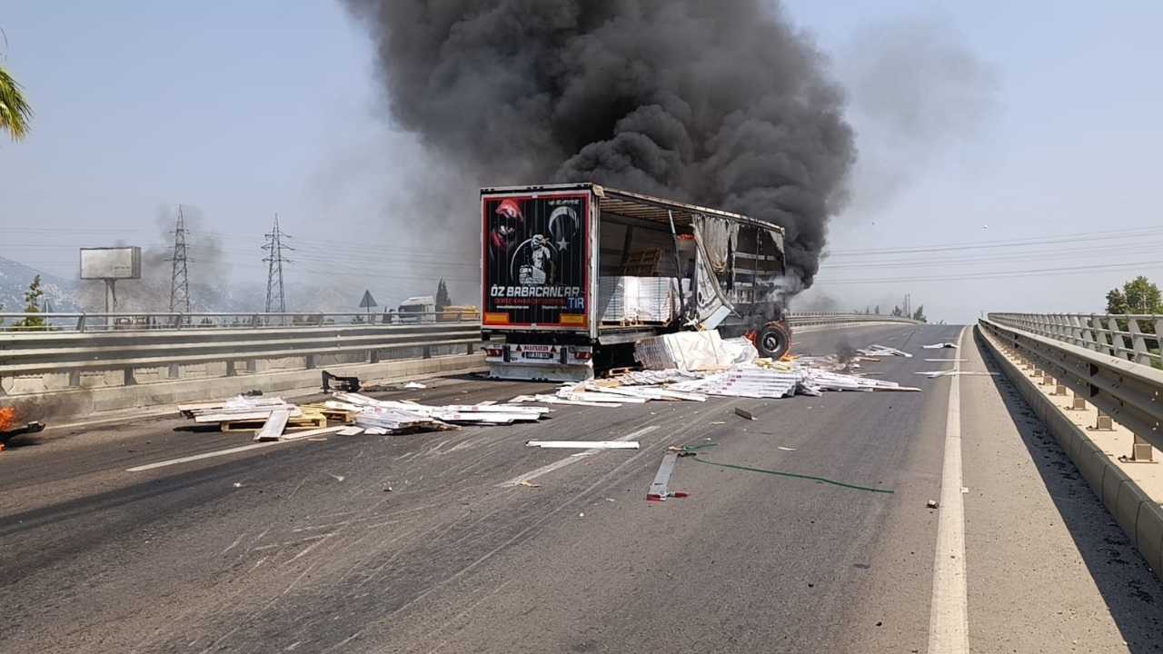 Antalya Burdur Karayolu'nda Yangın! Döşemealtı'nda Sürüklenen Tir Alev Aldı 2