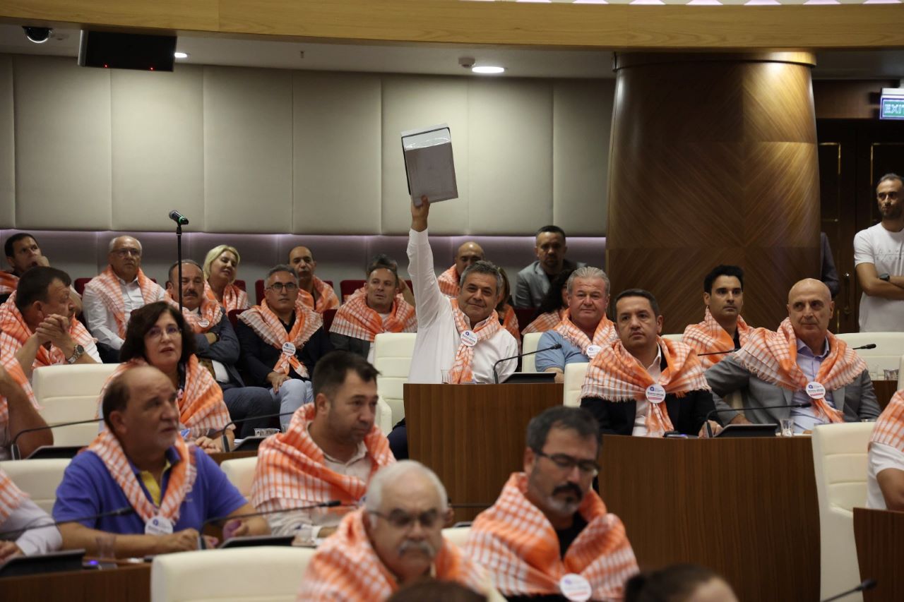 Antalya Büyükşehir Belediye Meclisi’nde Böcek Tartışması! (2)