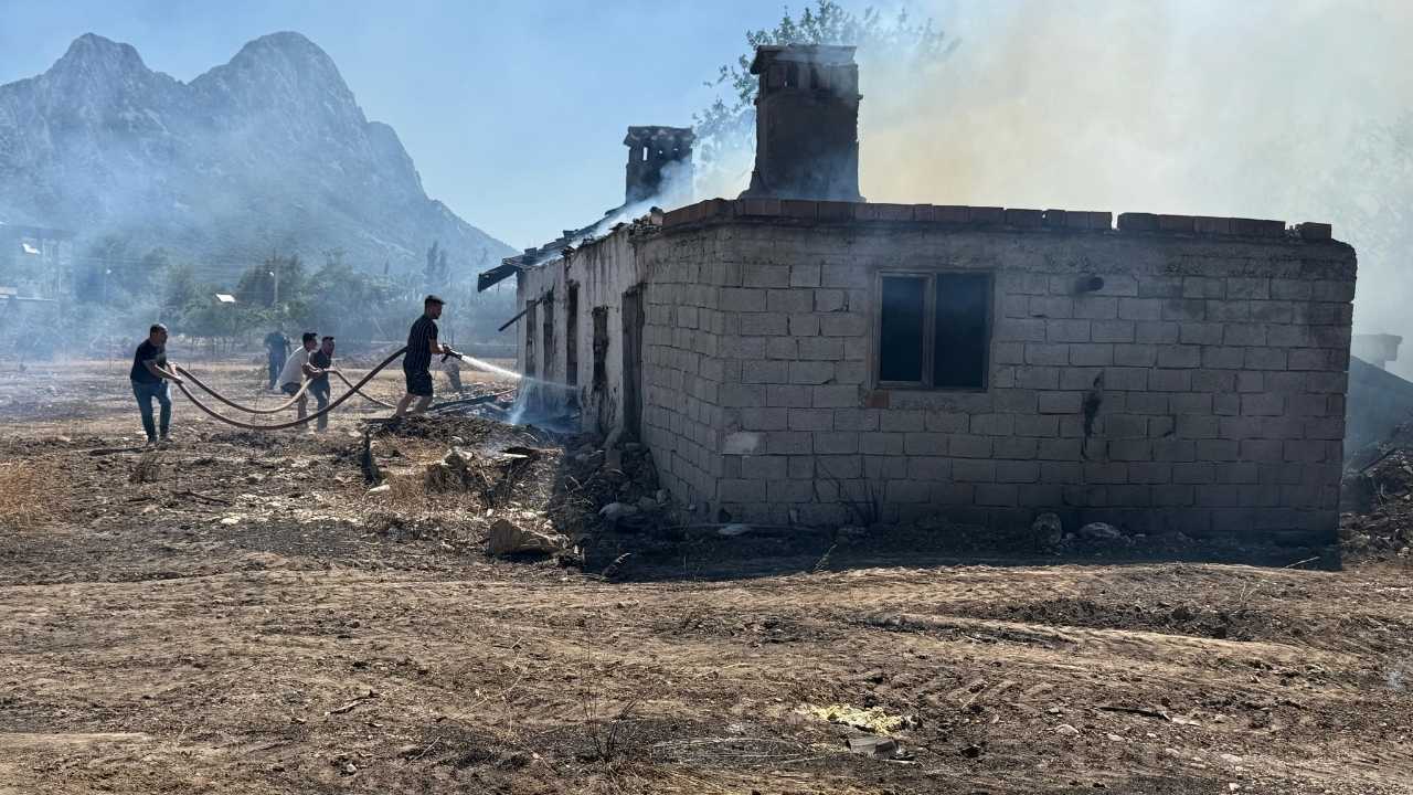Antalya Çakırlar’da Korkutan Yangın! Tarlada Çıktı, Depo Ve Eve Sıçradı 2
