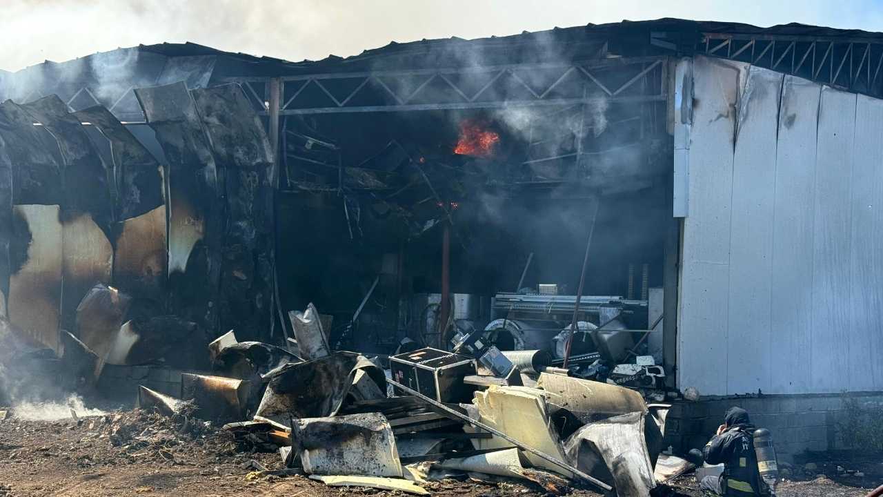 Antalya Çakırlar’da Korkutan Yangın! Tarlada Çıktı, Depo Ve Eve Sıçradı 3