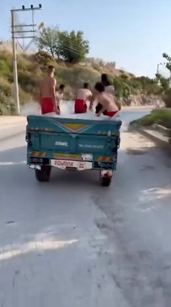 Antalya Demre'de Traktör Romörkünü Havuza Çevirip Turladılar 2
