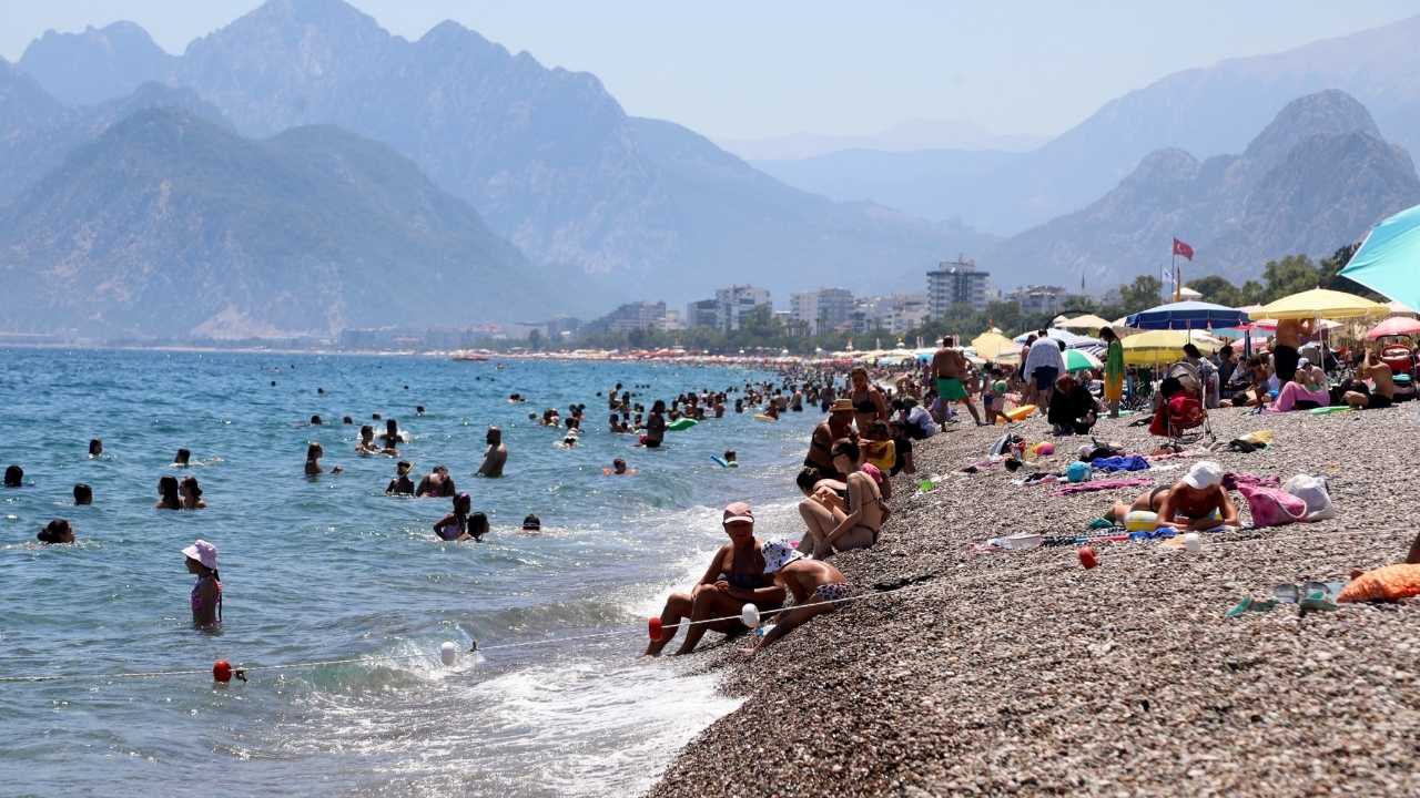 Antalya Kavruluyor! Konyaaltı'nda Şemsiye Altında Yer Kalmadı 2