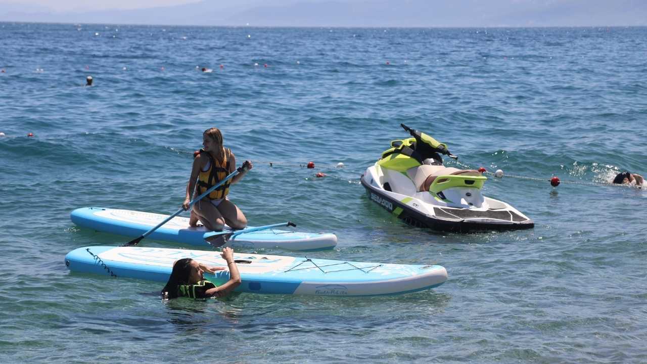 Antalya Kavruluyor! Konyaaltı'nda Şemsiye Altında Yer Kalmadı 3