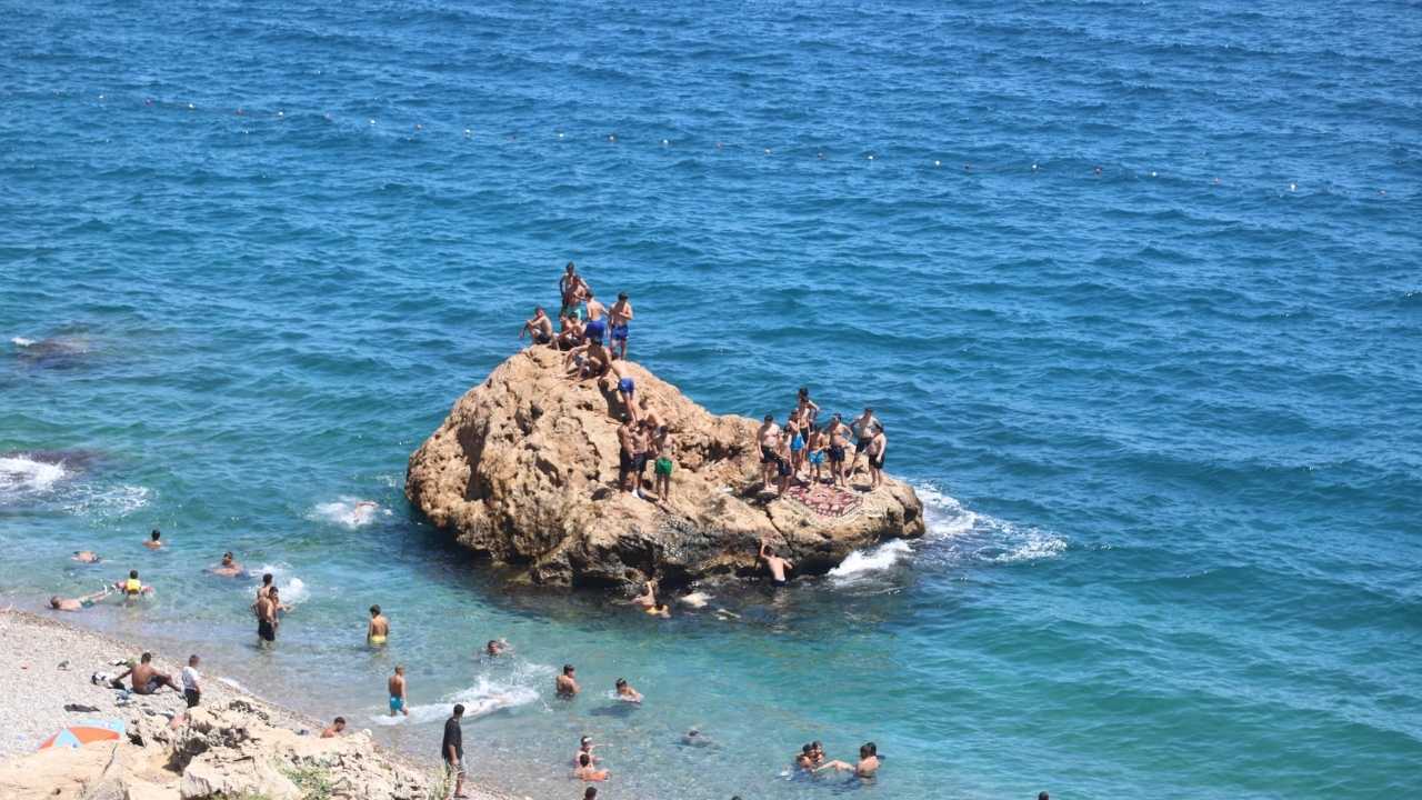 Antalya Kavruluyor! Konyaaltı'nda Şemsiye Altında Yer Kalmadı 4