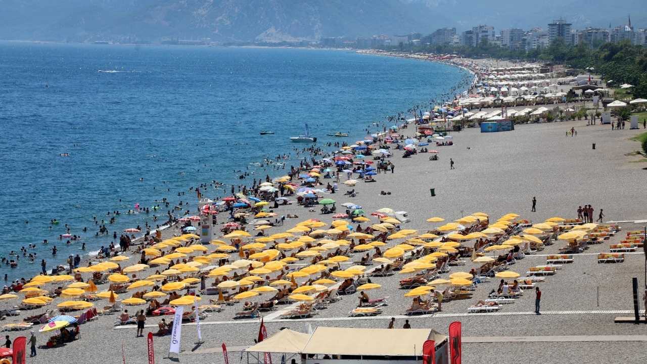 Antalya Kavruluyor! Konyaaltı'nda Şemsiye Altında Yer Kalmadı 6