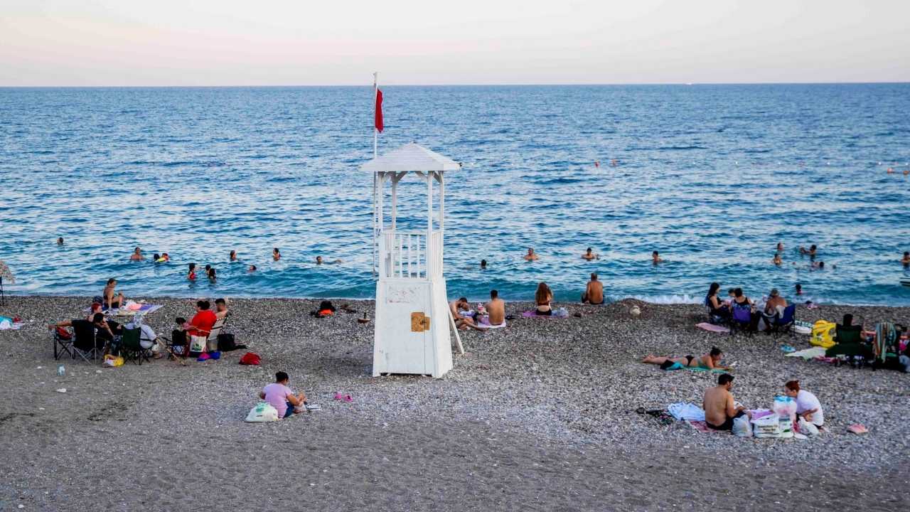 Antalya Konyaaltı Sahili'nde Cankurtaran Krizi Akşam Denize Girmek Tehlikeli! 2
