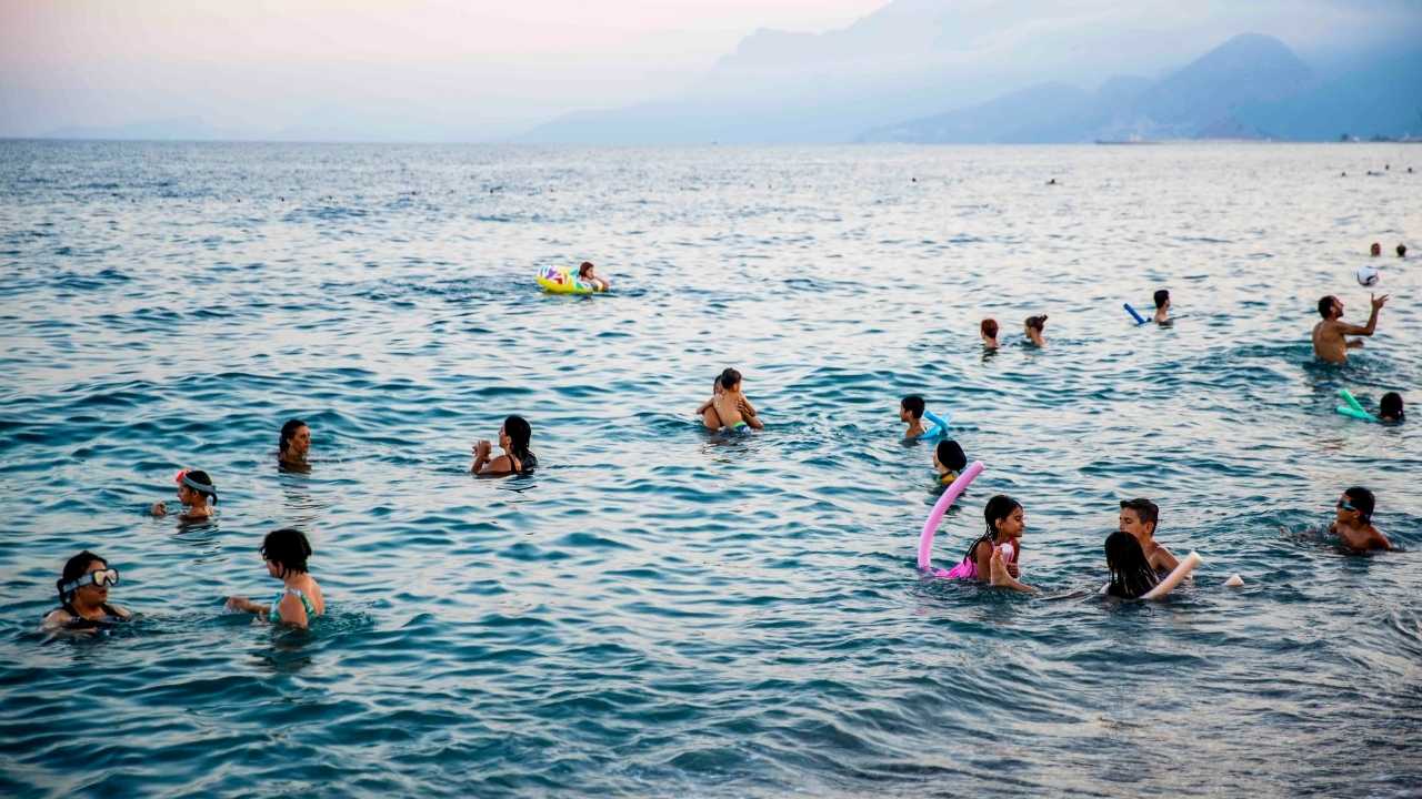 Antalya Konyaaltı Sahili'nde Cankurtaran Krizi Akşam Denize Girmek Tehlikeli! 3