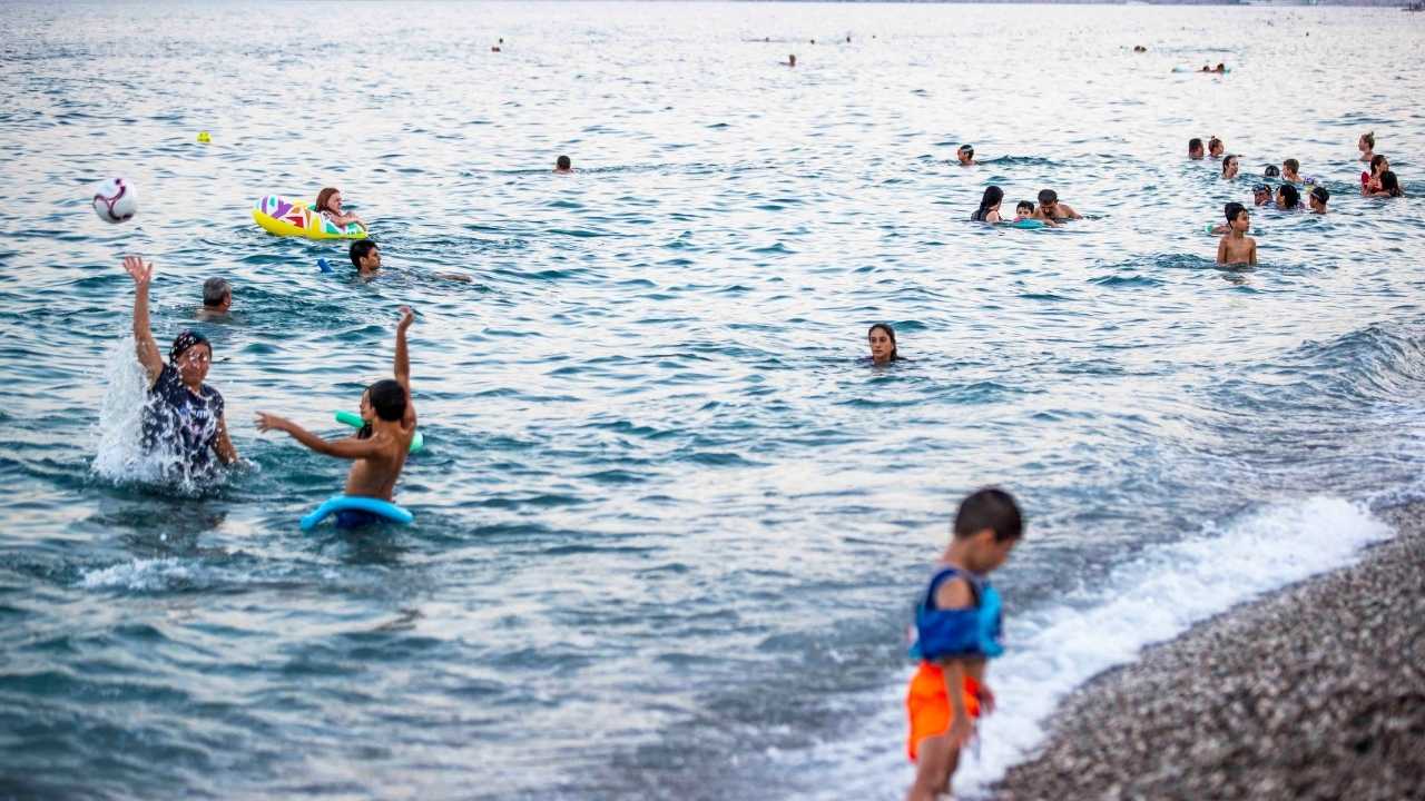 Antalya Konyaaltı Sahili'nde Cankurtaran Krizi Akşam Denize Girmek Tehlikeli! 5