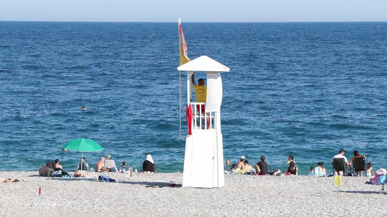 Antalya Konyaaltı Sahili'nde Cankurtaran Krizi Akşam Denize Girmek Tehlikeli! 6